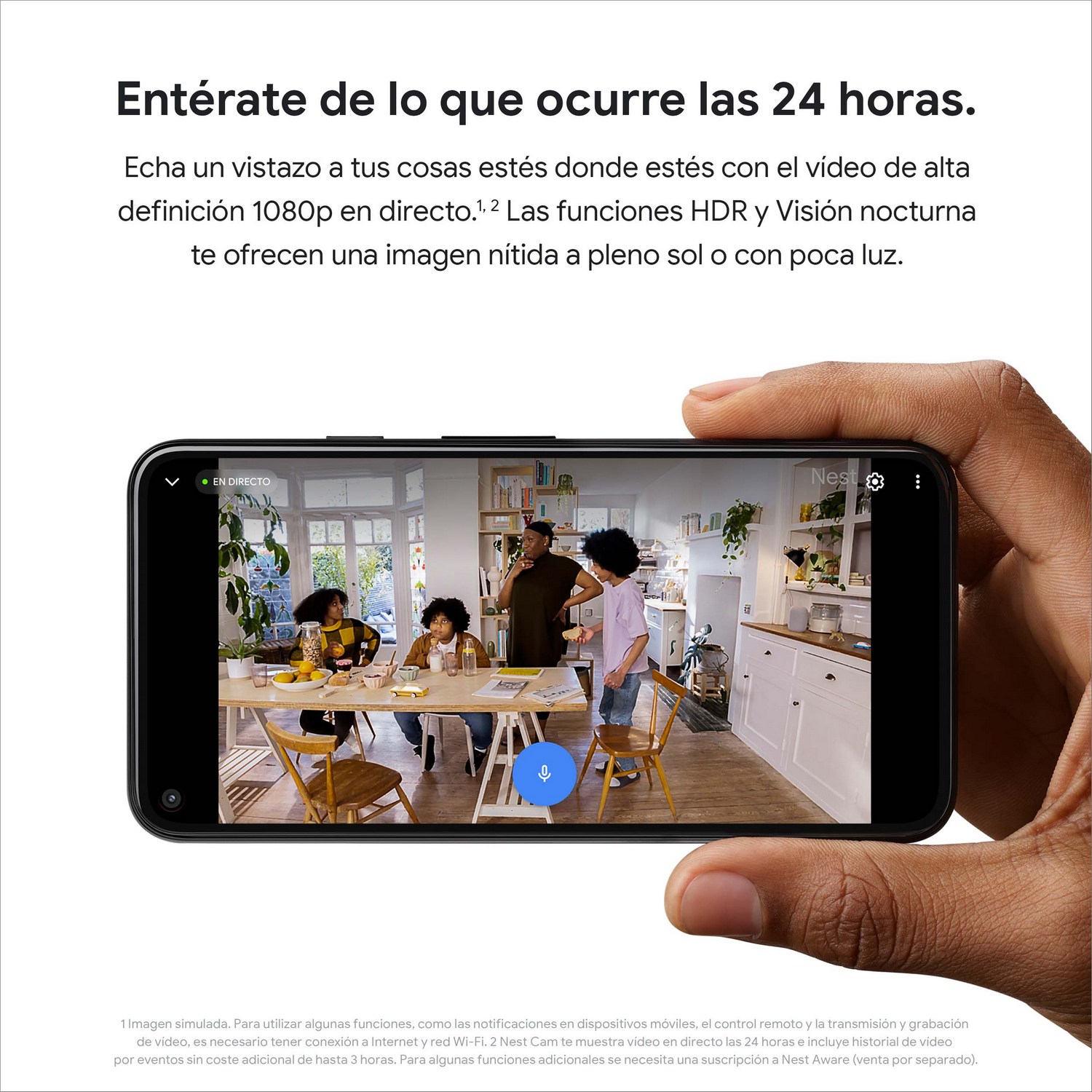 Persona sosteniendo un teléfono con videollamada en pantalla.