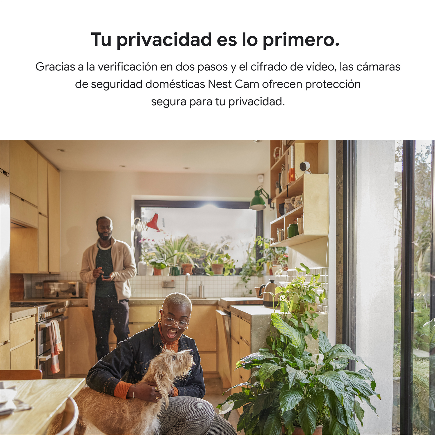 Una habitación con un hombre y una mujer. El hombre sostiene un teléfono, la mujer un perro. Texto: La privacidad es lo primero.