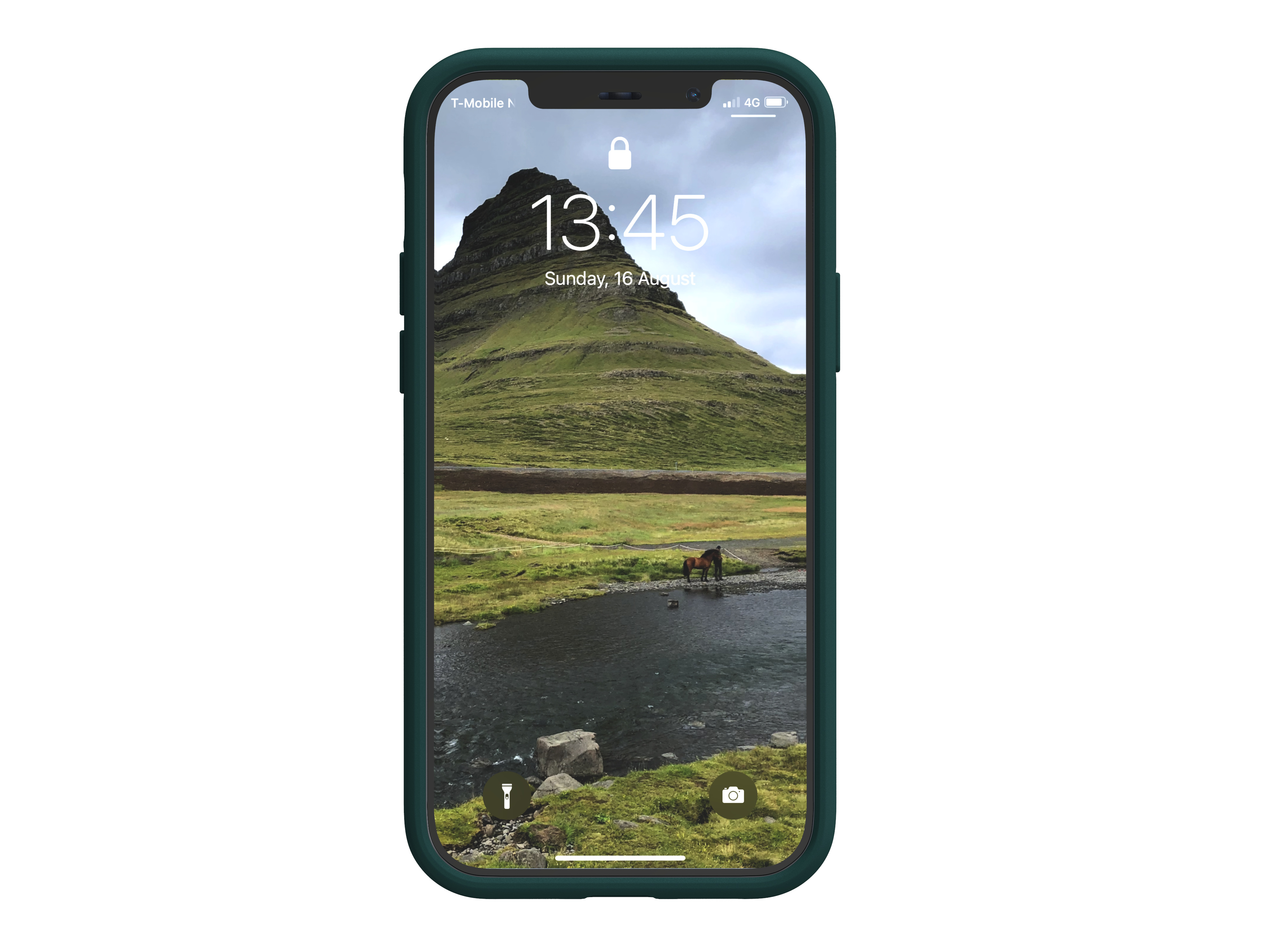 Ein Smartphone mit einer malerischen isländischen Landschaft als Hintergrund, das Zeit und Datum anzeigt.