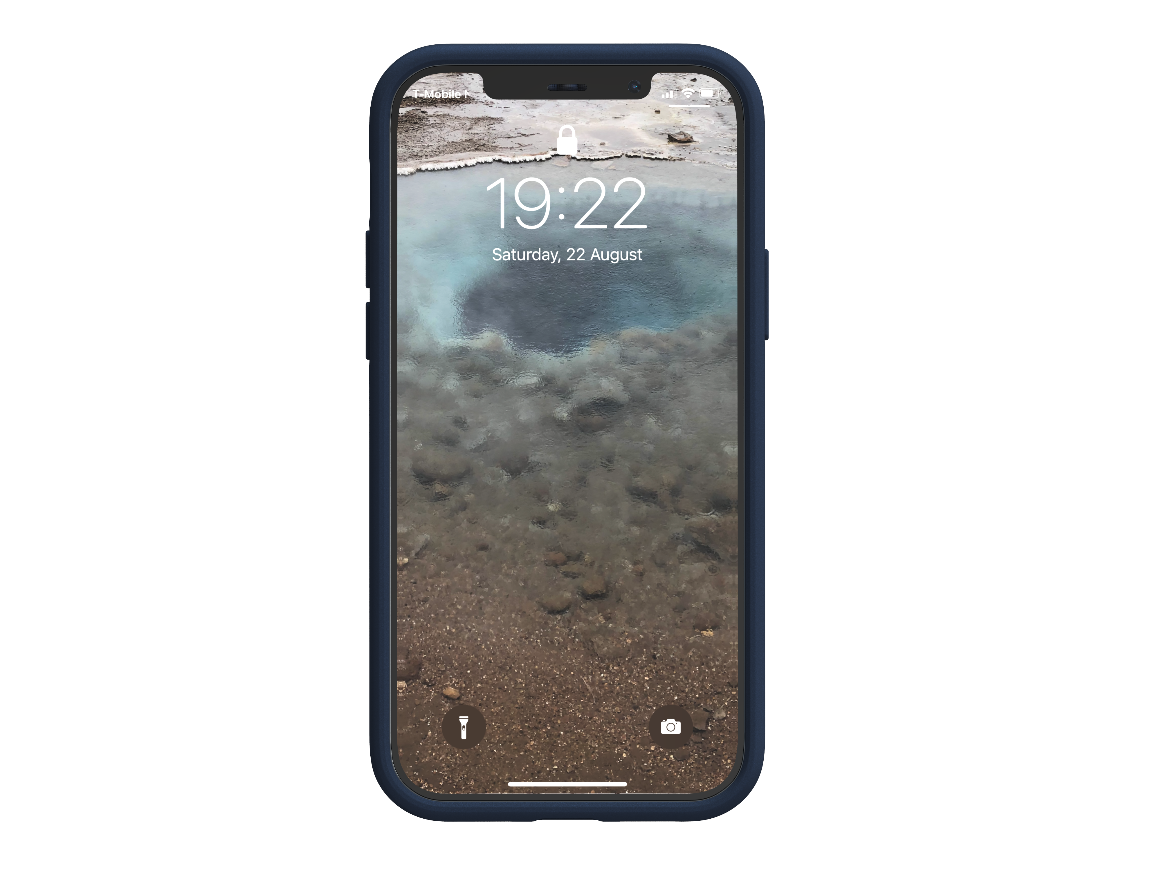Smartphone mit See-Landschaft. Blaue Hülle.