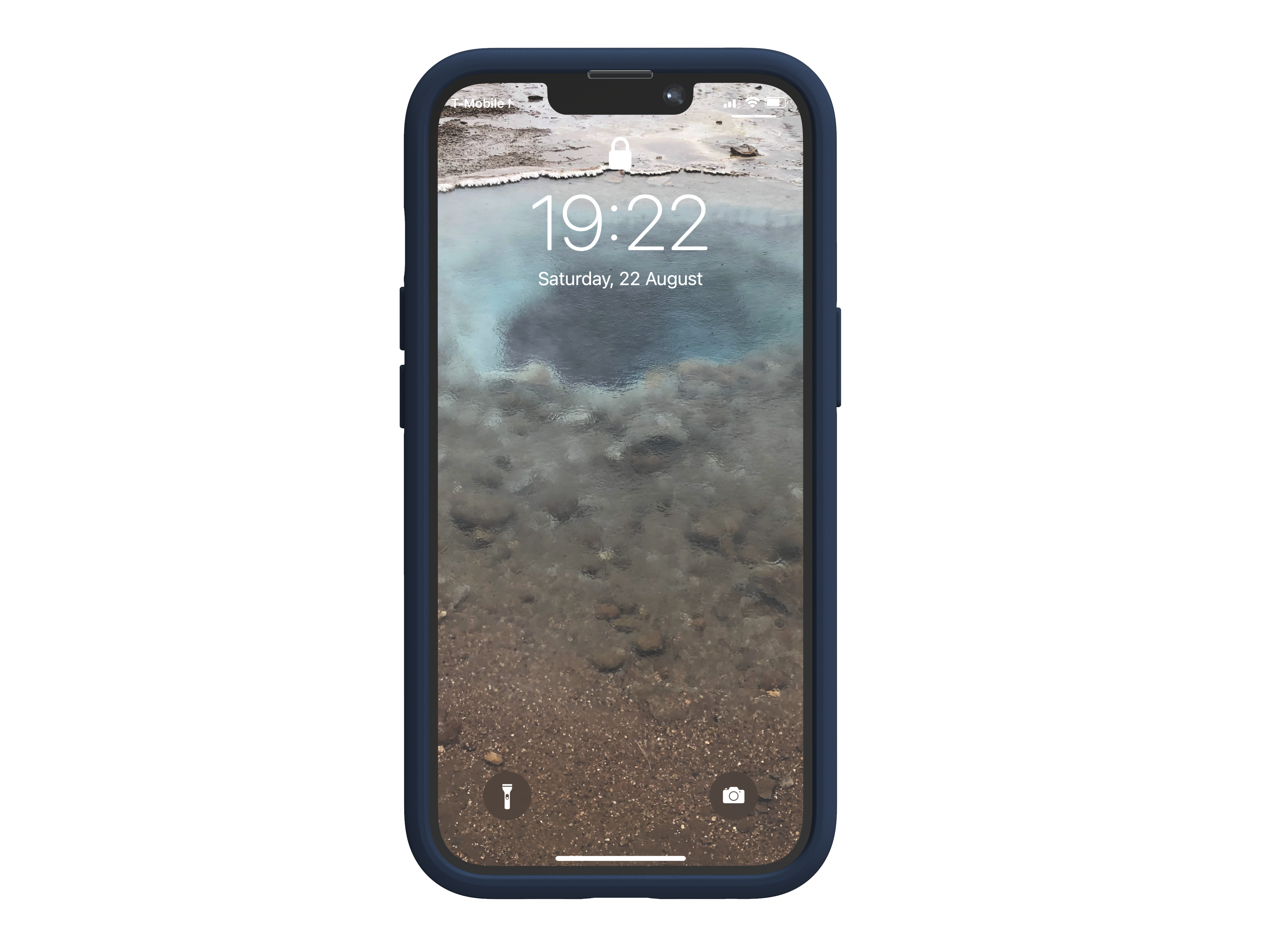 Ein Telefon mit einem Bildschirm, der einen Sperrbildschirm mit Uhrzeit und Datum zeigt. Der Hintergrund ist eine Landschaft.