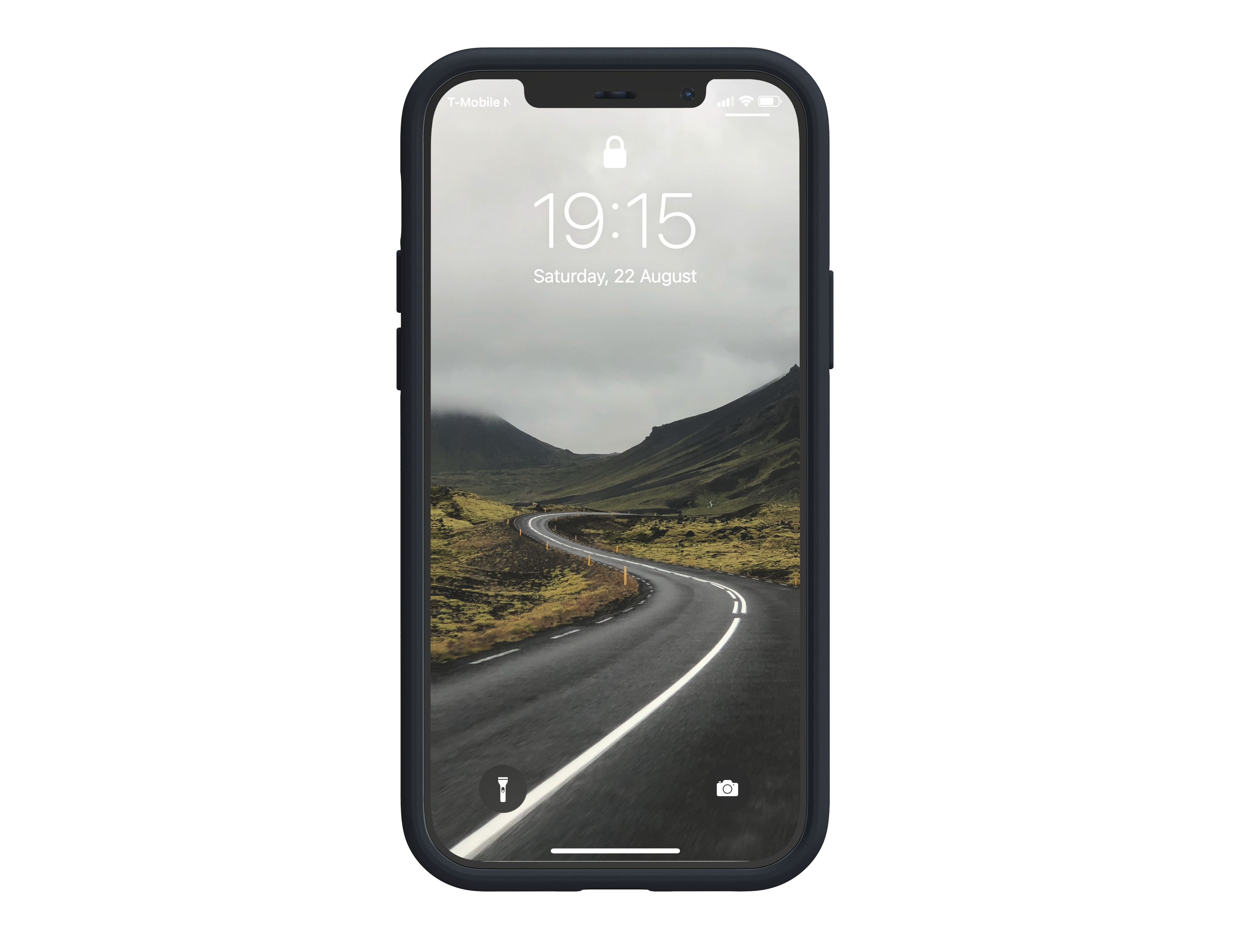 Smartphone-Bildschirm mit bewölktem Himmel über einer Straße. Das Telefon ist in einer schwarzen Hülle.