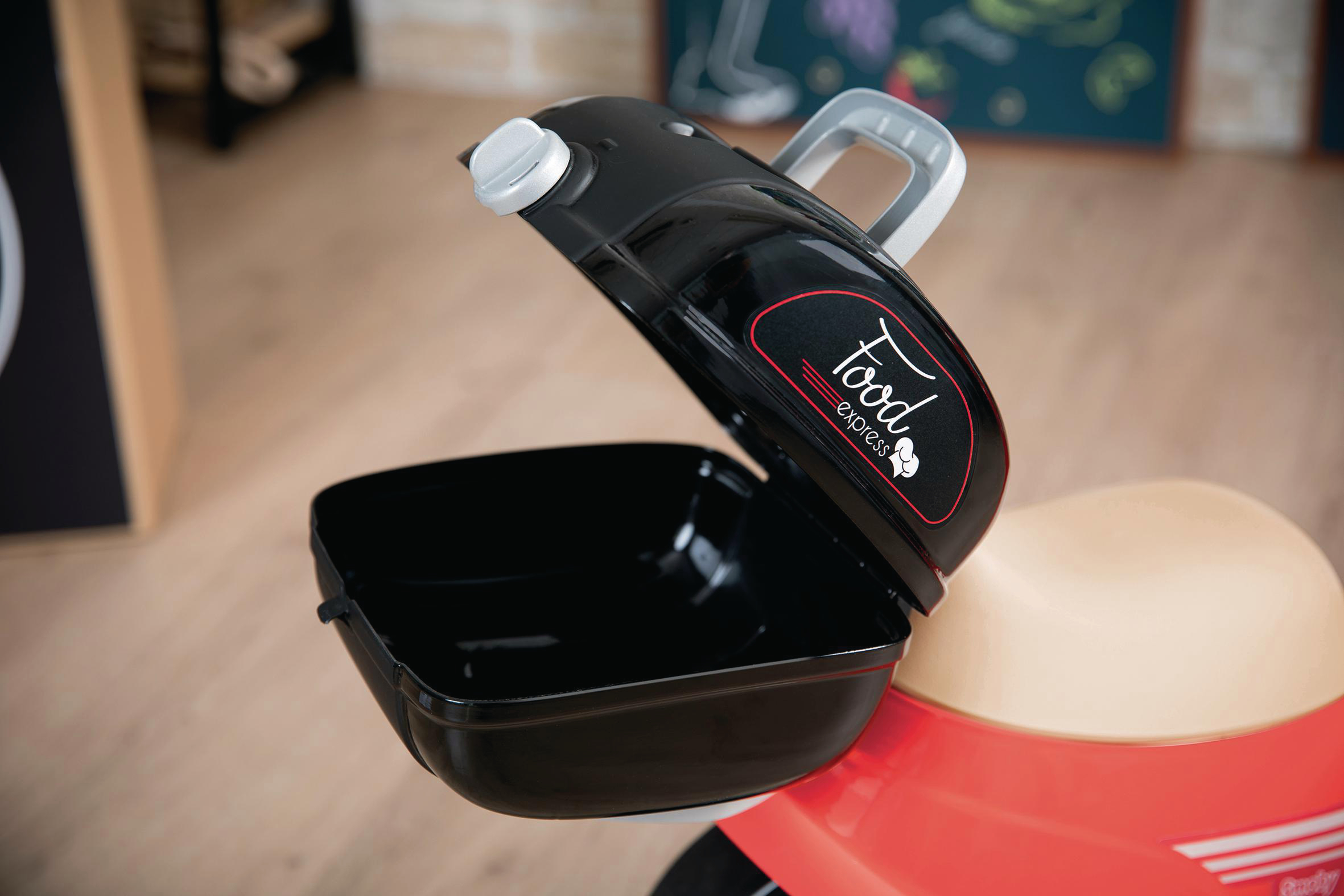 Ein schwarz-roter Spielzeuggrill mit dem Schriftzug 'Food Express' oben.