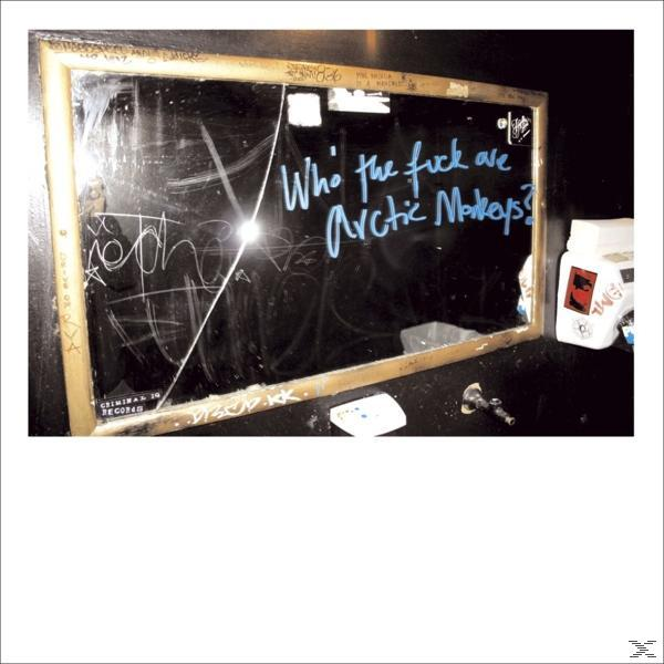 Ein Spiegel mit den Worten 'Who the fuck are Arctic Monkeys?'. Er ist schmutzig und rissig.