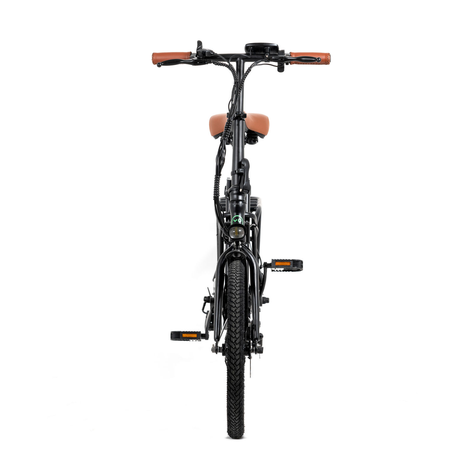 Bicicleta eléctrica plegable negra, vista frontal, sobre un fondo blanco.