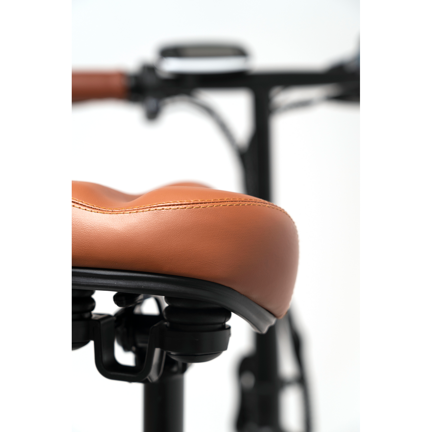 Asiento de bicicleta de cuero marrón con muelles, sobre fondo blanco.