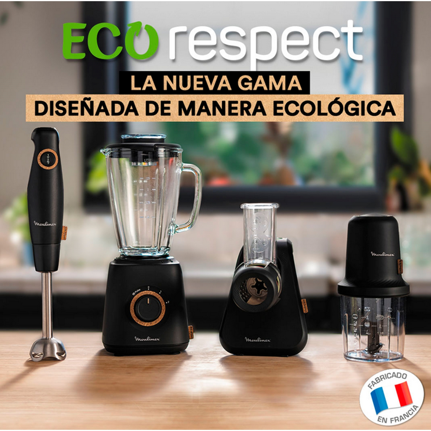 Electrodomésticos de cocina negros sobre mesa de madera. Licuadora, picadora y batidora de mano.