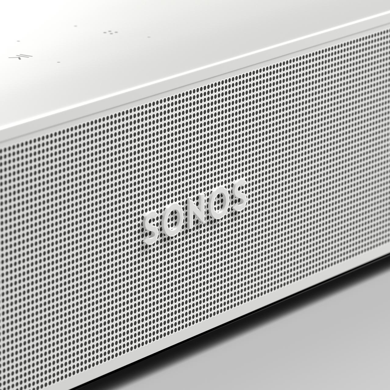 Weisse Sonos Soundbar mit Lautsprecherlöchern und Branding.
