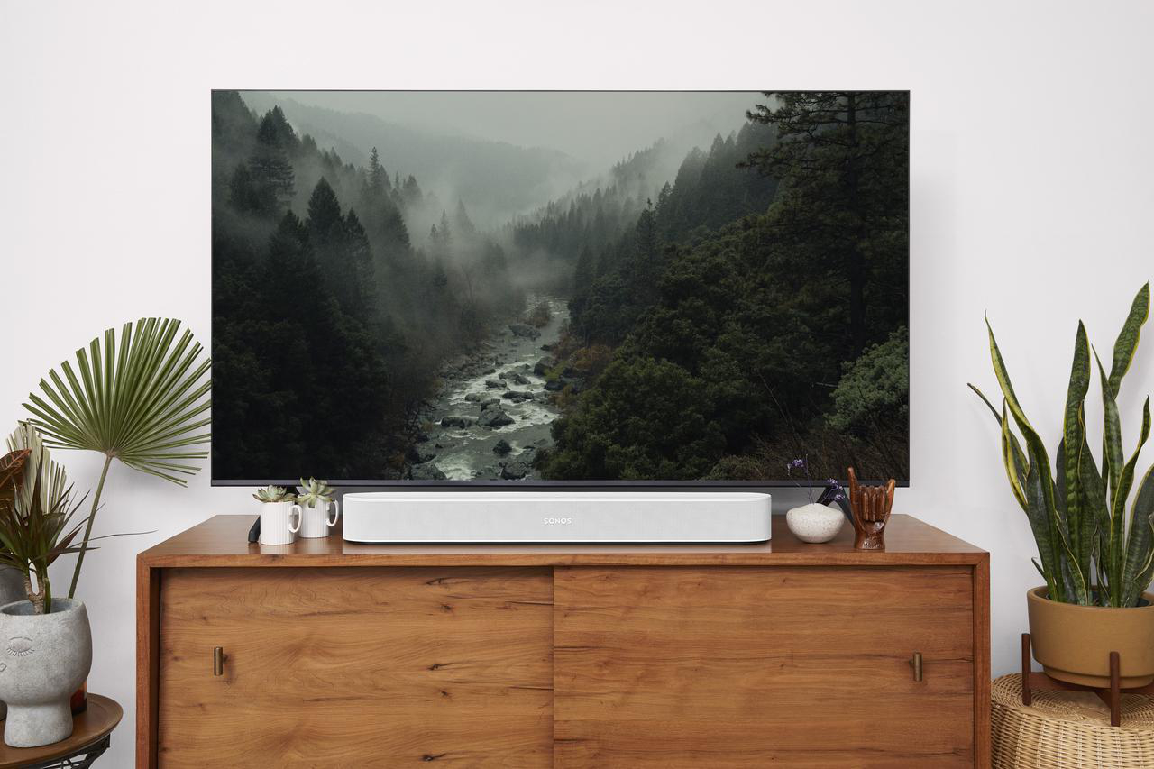 Wohnzimmer mit einem Fernseher auf einem Holzschrank. Eine Soundbar befindet sich darunter.