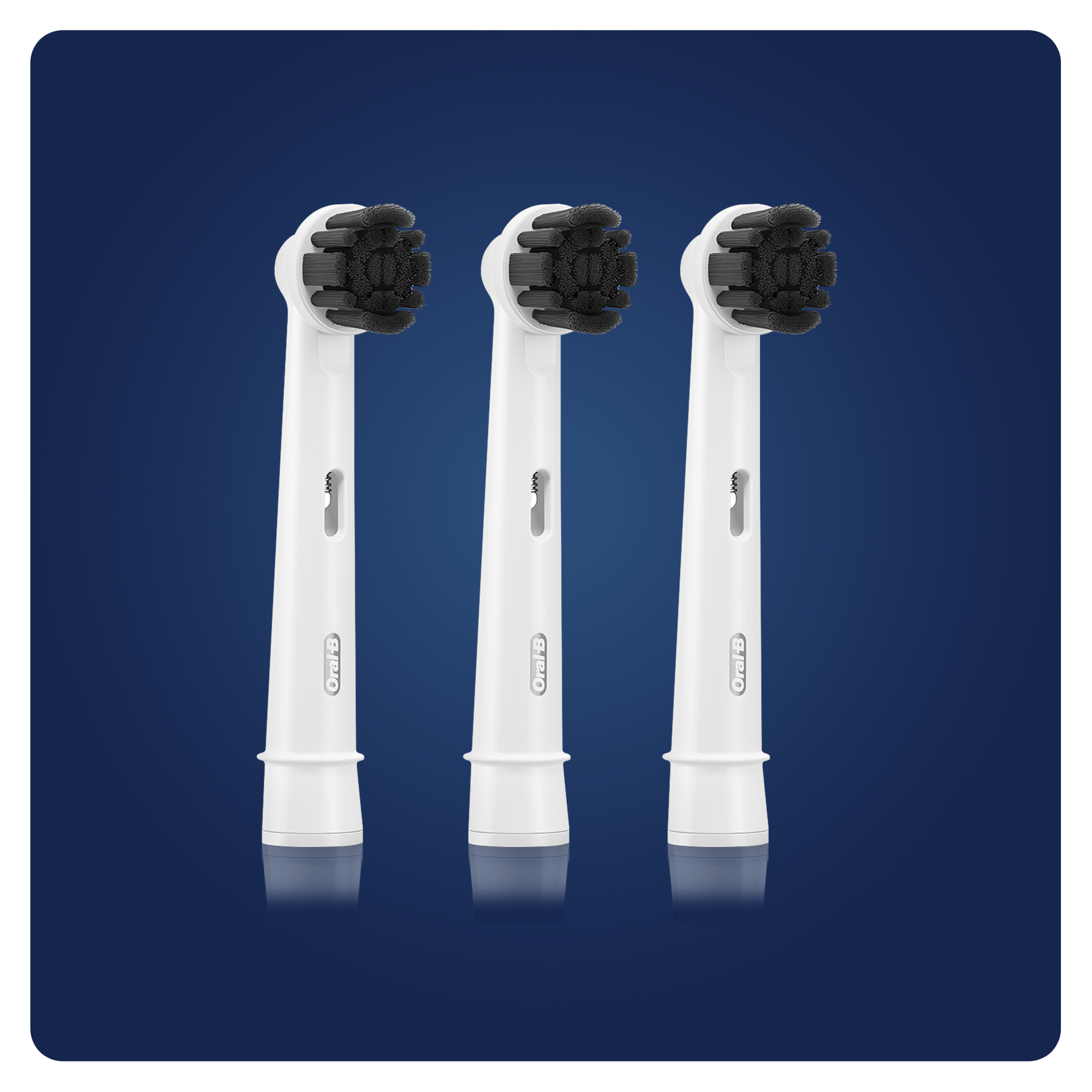 Trois têtes de brosse à dents Oral-B blanches avec des soies noires, sur fond bleu.