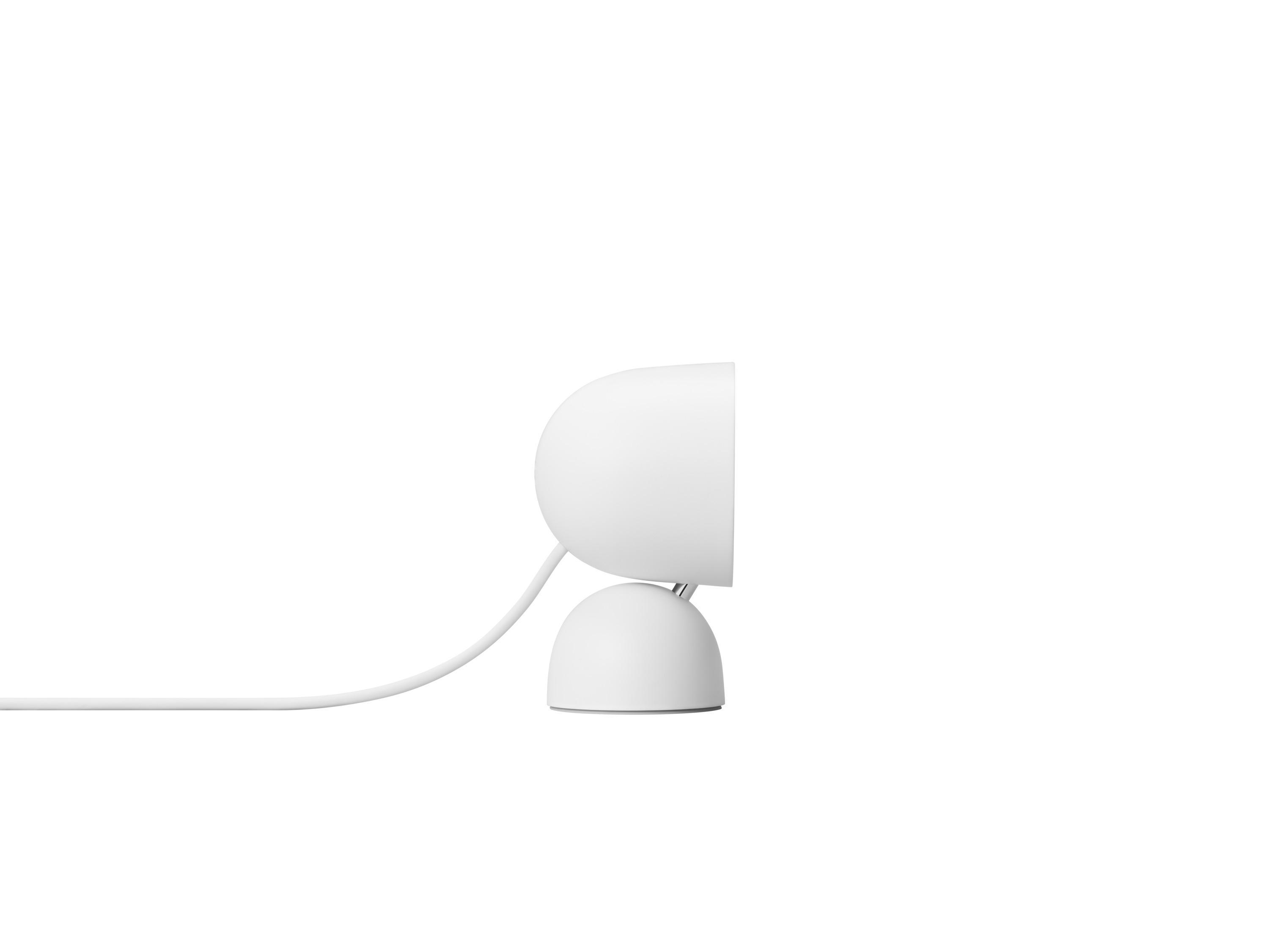 Weiße Google Nest Cam auf weißem Hintergrund, Seitenansicht, mit Stromkabel.