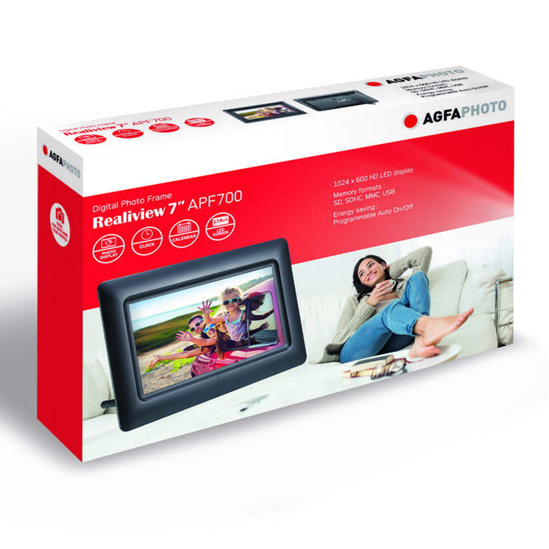 AGFA képkeret doboza egy nővel a kanapén. Egy digitális képkeret látható.
