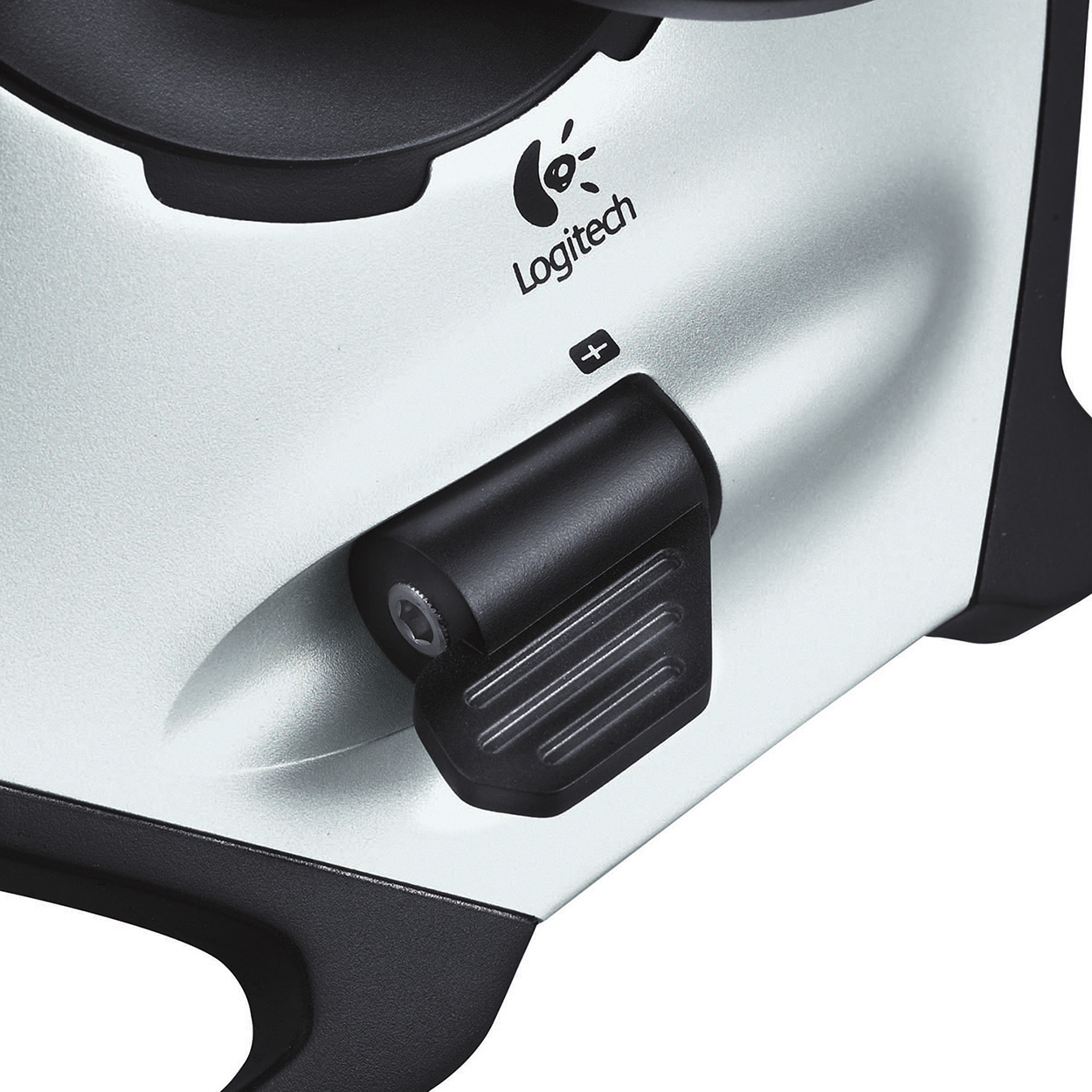 Close-up van een Logitech-apparaat met een zwarte draaiknop en plus-teken.