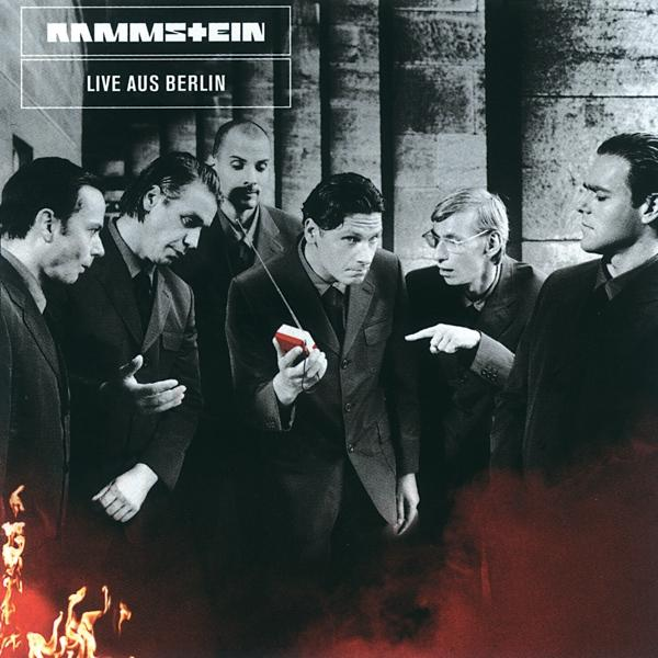 Rammstein Albumcover. Bandmitglieder betrachten ein rotes Objekt.