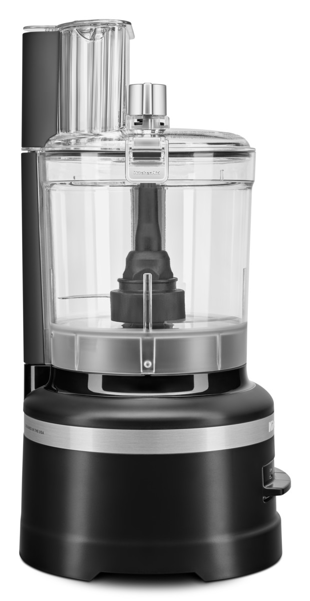 Ein schwarz-silberner Küchenmixer mit transparentem Behälter auf weißem Hintergrund.