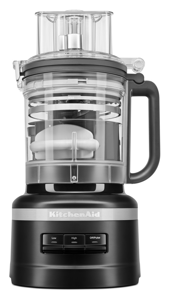 Schwarze KitchenAid Küchenmaschine. Transparenter Kunststoffbehälter mit Klingen und Knöpfen.