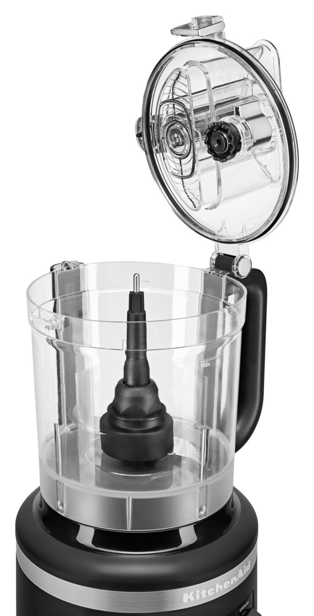 Ein KitchenAid-Foodprozessor mit offenem Deckel.