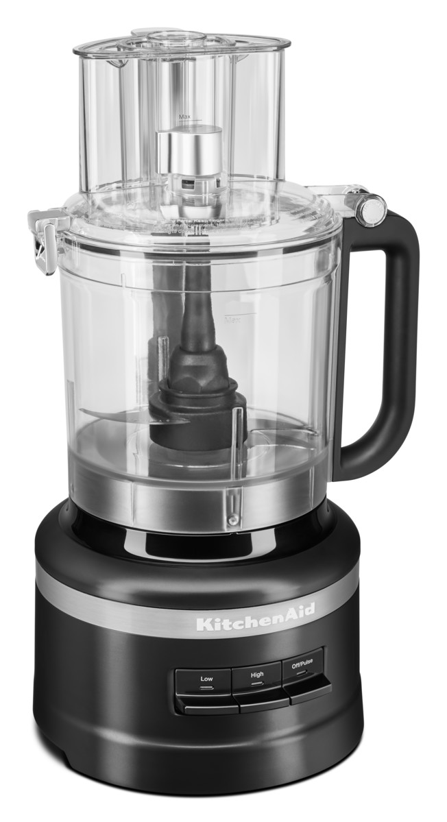 Schwarzer und silberner KitchenAid-Foodprozessor. Die Oberseite ist transparent.