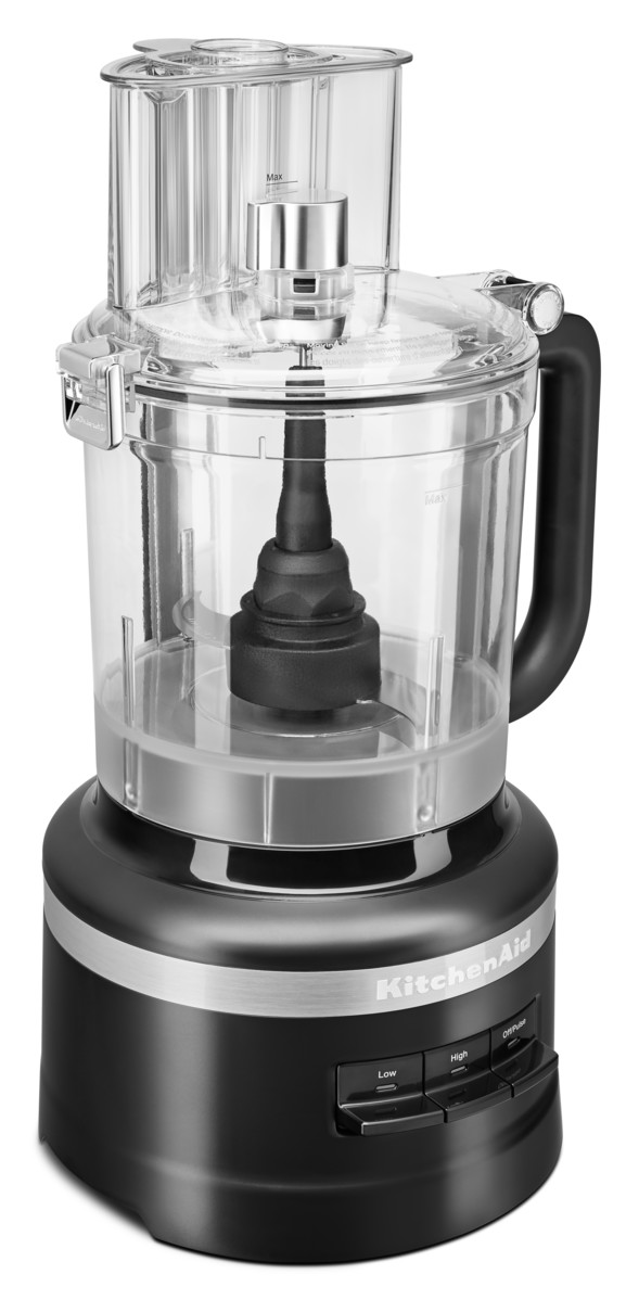 Ein schwarzer KitchenAid-Foodprozessor mit einer durchsichtigen Kunststoffschüssel und einem schwarzen Griff, im Studio.