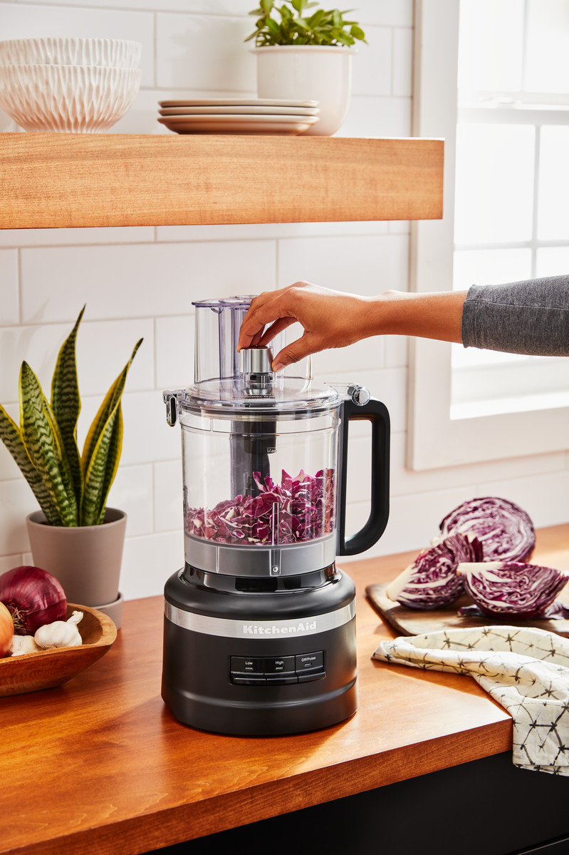 KitchenAid-Küchenmaschine mit verarbeitetem Rotkohl.