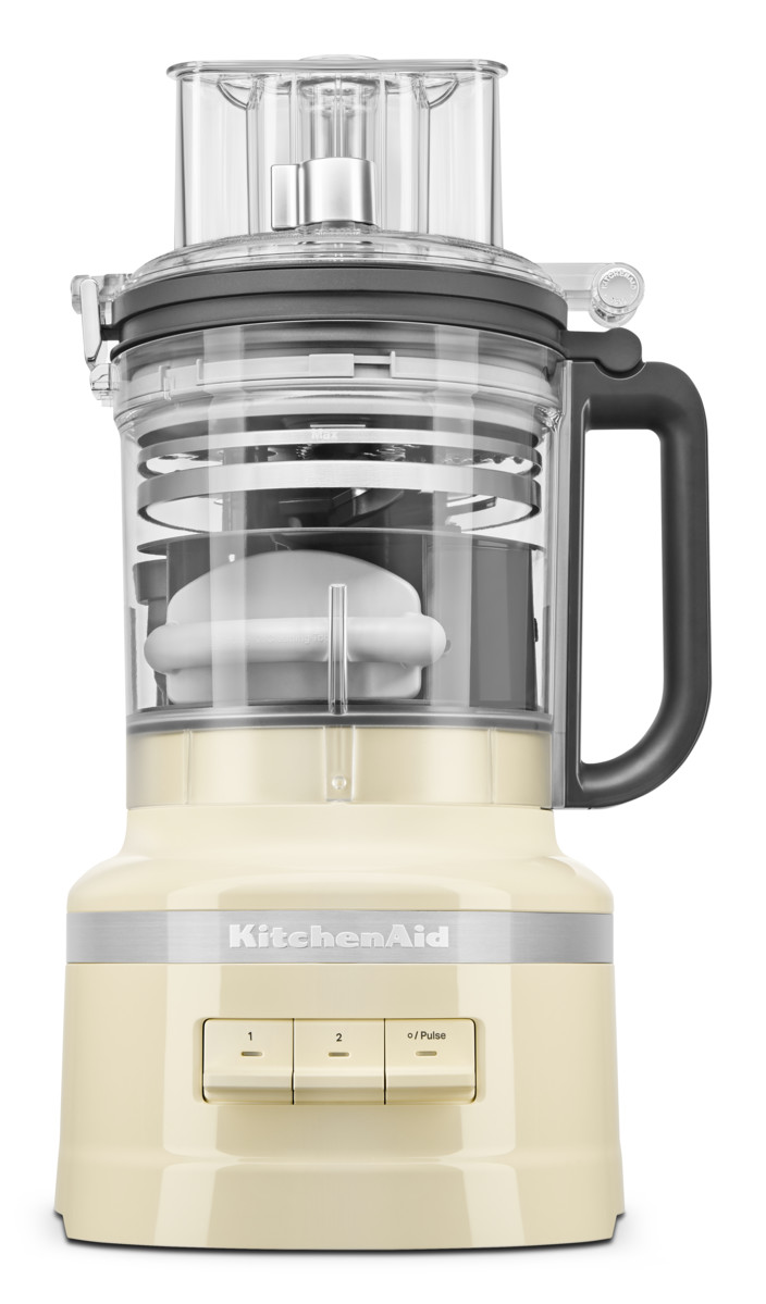 Ein KitchenAid-Küchenmaschine, cremefarben, mit mehreren transparenten Abschnitten und einem Griff.