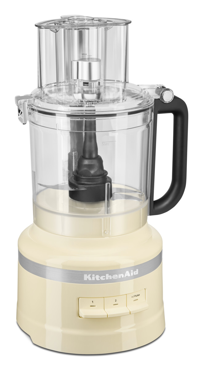 Hellweiße KitchenAid-Küchenmaschine. Klare Schüssel und schwarzer Griff. Knöpfe vorne.