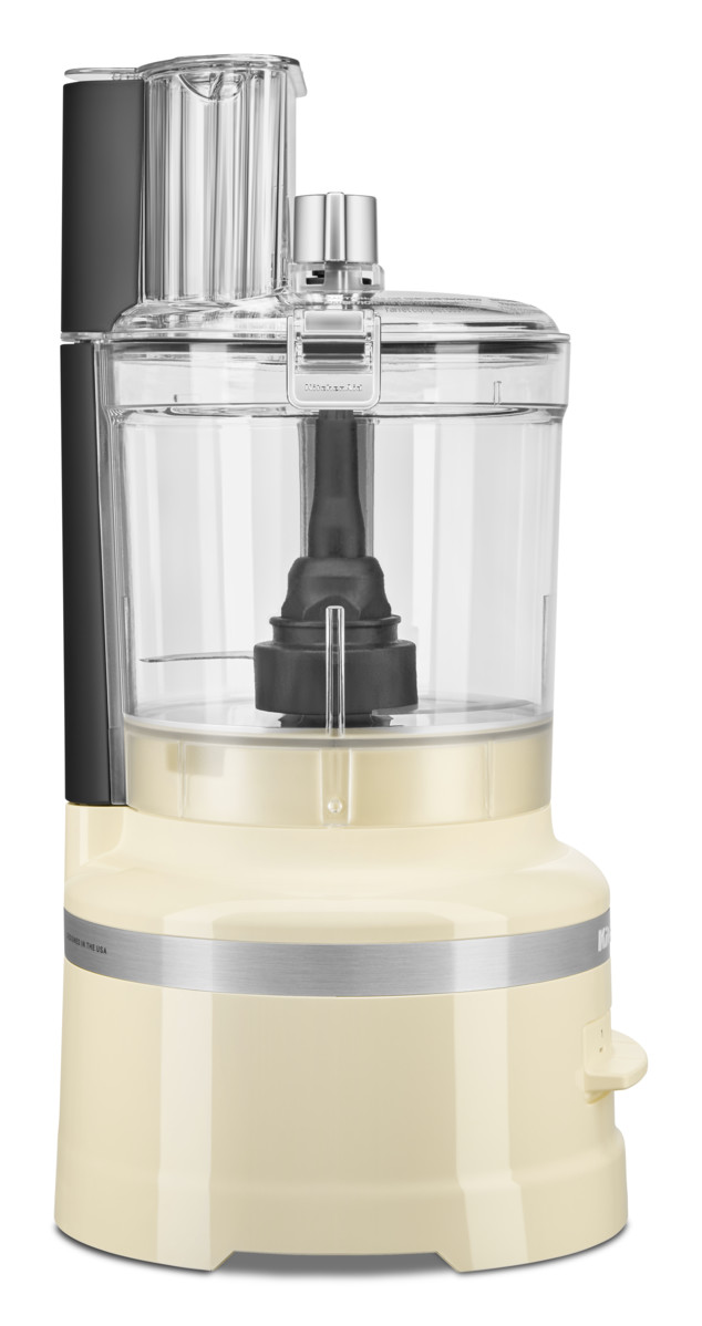 KitchenAid Küchenmaschine, cremefarben, transparenter Behälter, schwarz und silber.