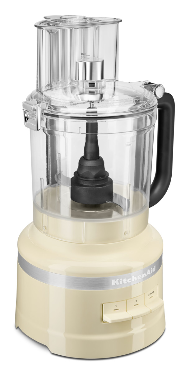 KitchenAid-Küchenmaschine, cremefarben mit transparenter Schüssel.