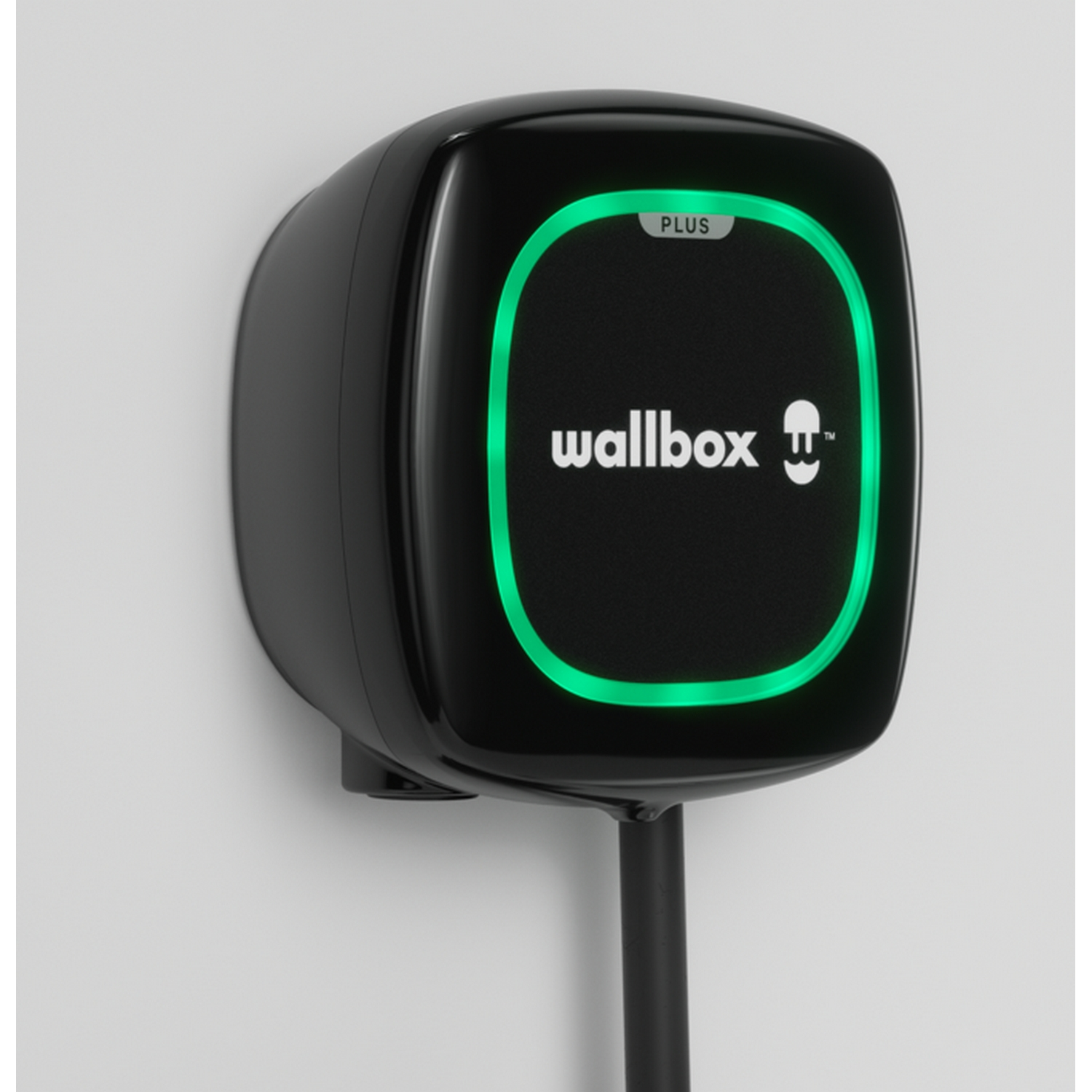 Estación de carga Wallbox negra con anillo luminoso verde, montada en pared blanca.