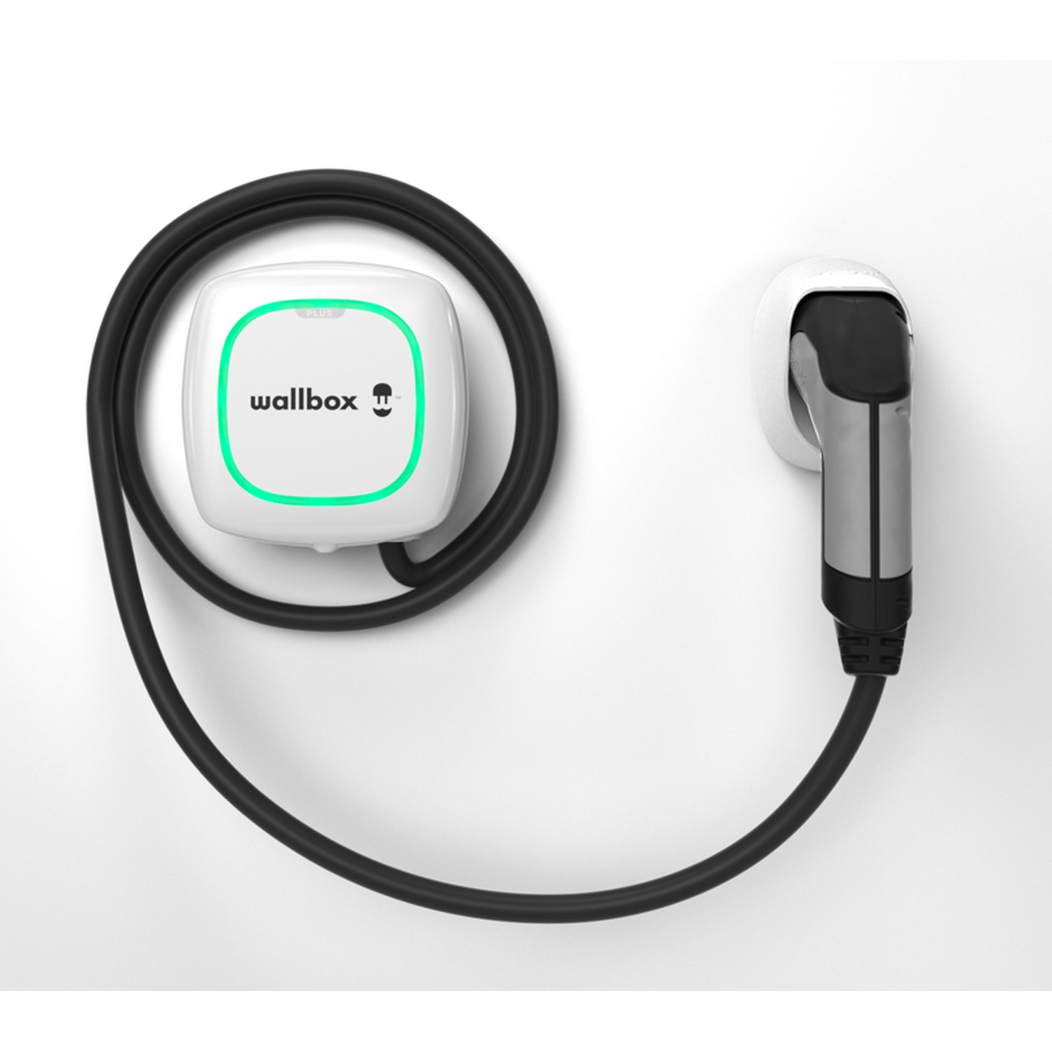Cargador EV Wallbox blanco con cable negro, enchufe derecho y luz verde, todo sobre una pared blanca.