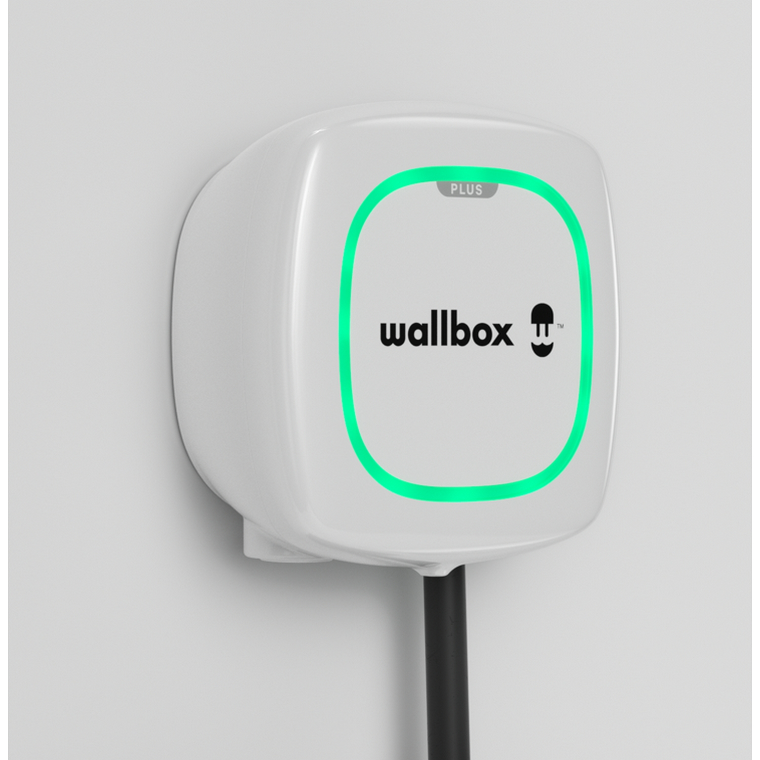 Cargador Wallbox blanco con anillo de luz verde, montado en pared blanca.