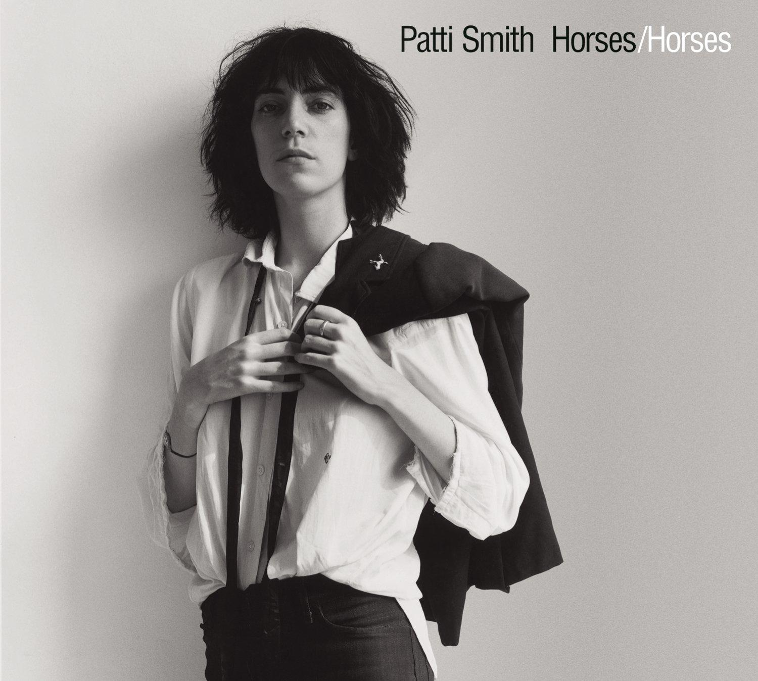 Patti Smith az albumborítón, fekete-fehérben. Fehér inget és zakót visel.