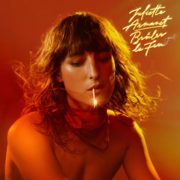 Femme avec une allumette en bouche, pochette de l'album 'Juliette Armanet, Brûler le feu'.