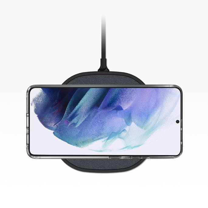 Ein Smartphone auf einem kabellosen Ladegerät, von oben gesehen.