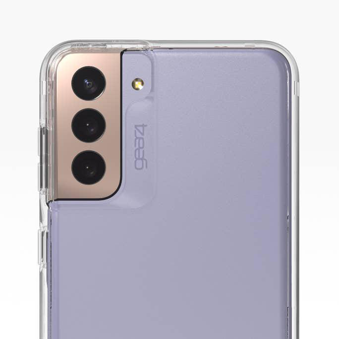 Transparente Handyhülle auf einem lila Telefon. Die Hülle hat drei Kameraausschnitte und ein Logo.