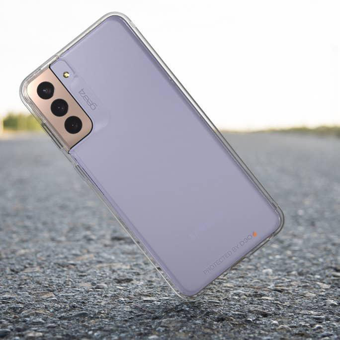 Telefon in transparentem Gehäuse, Blick auf Rückseite und Kamera.