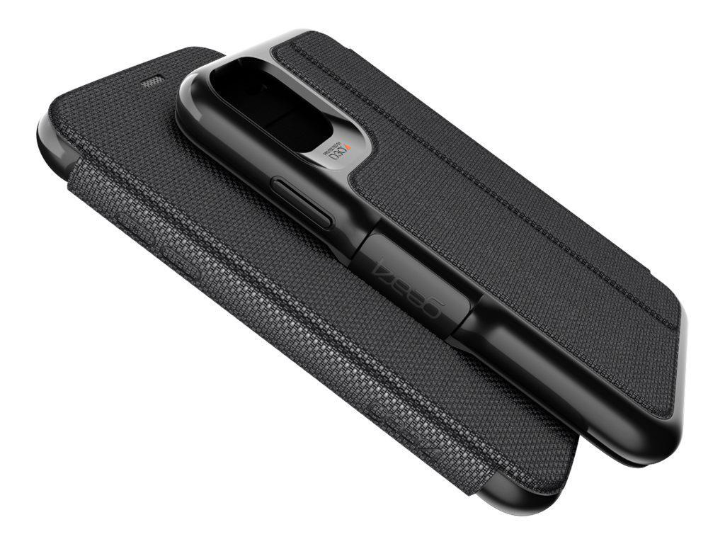 Schwarze Handyhülle mit gefaltetem Cover und schwarzem Stift, isoliert auf weißem Grund.