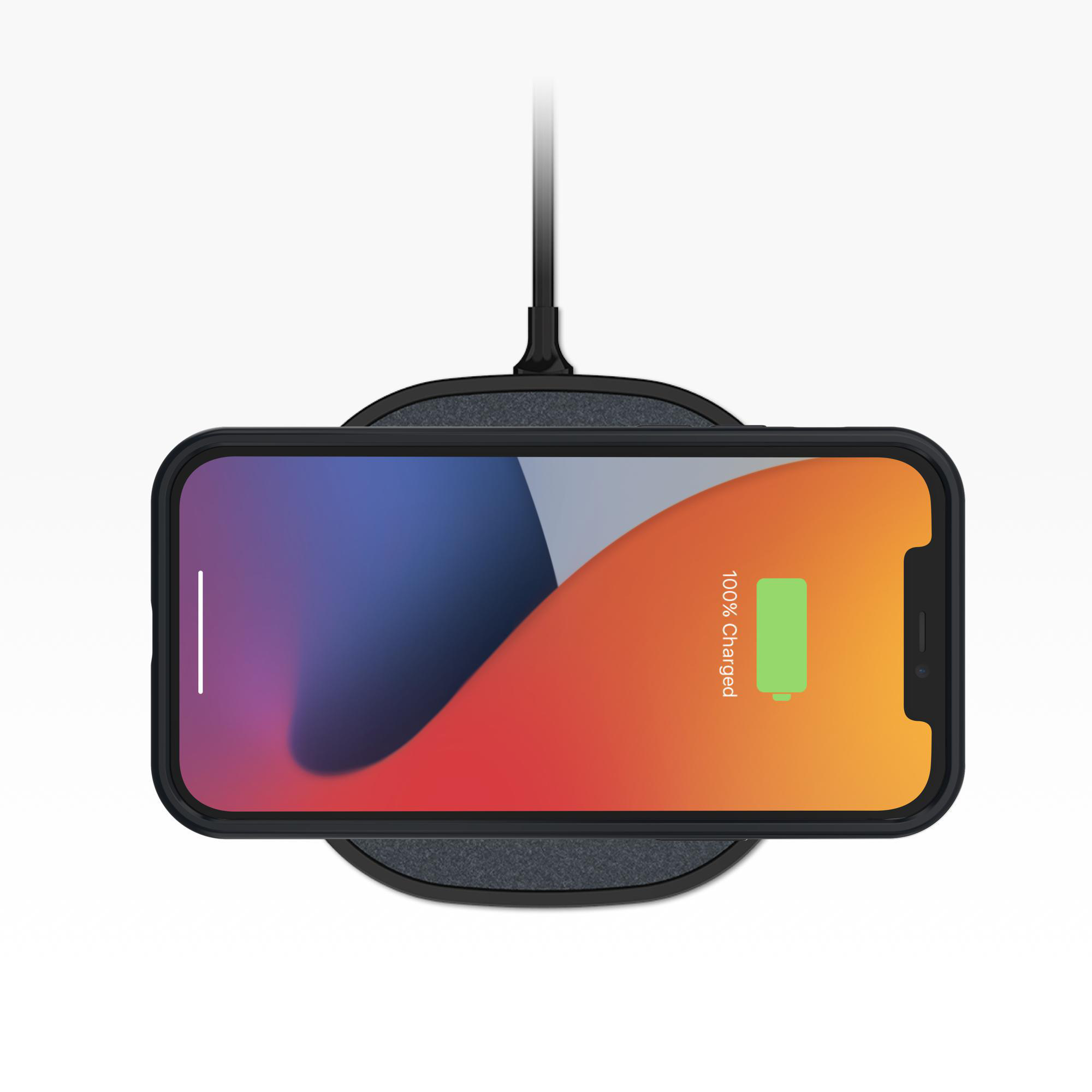 Telefon wird auf einem kabellosen Ladepad aufgeladen. Der Bildschirm zeigt 100 % geladen.