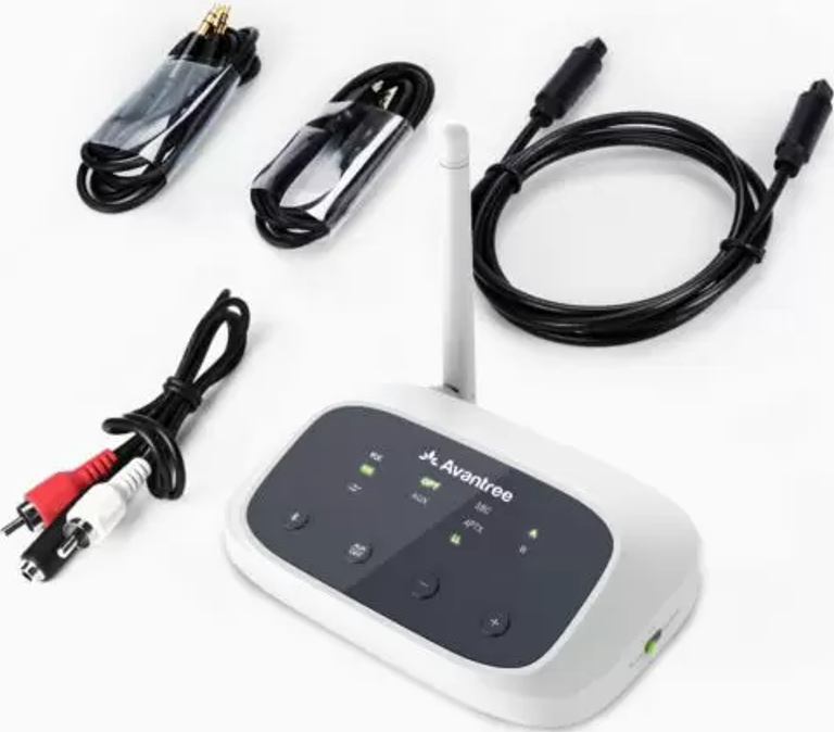 Un appareil Avantree blanc avec câbles et connecteurs, vu d'en haut.