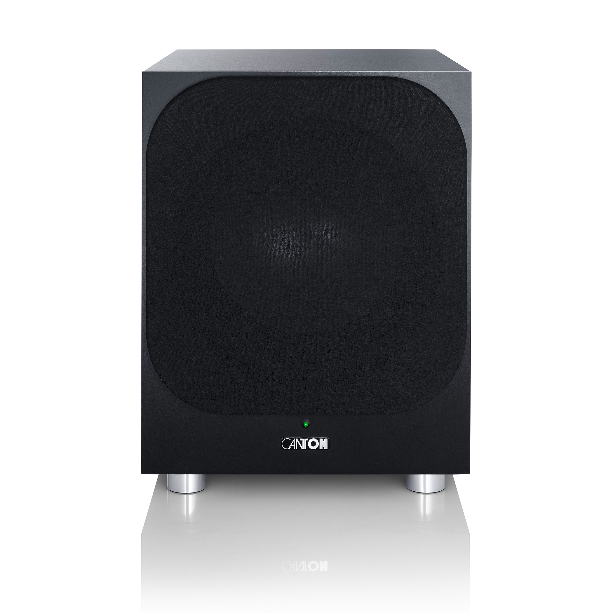 Ein schwarzer Subwoofer mit einem schwarzen Lautsprecher. Er steht auf einer weißen Oberfläche.