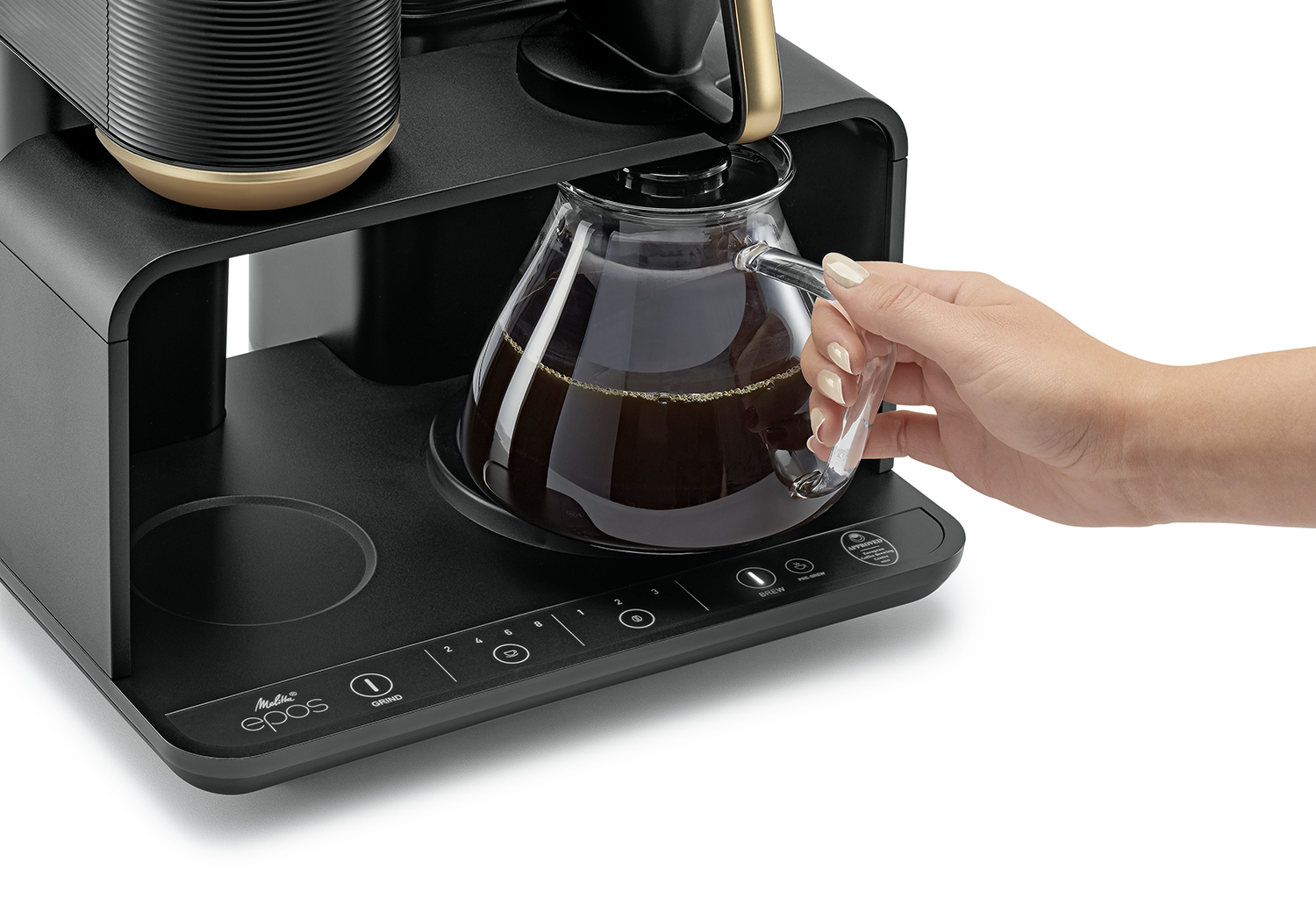 Een persoon die een karaf met koffie vasthoudt.