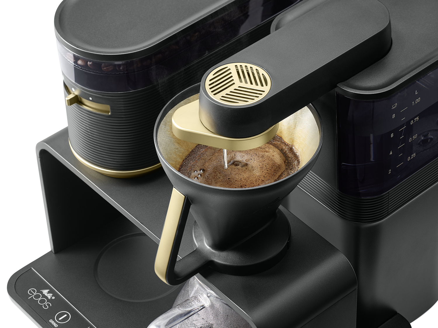 Zwarte en gouden koffiemachine, een filtermand in het midden, er wordt koffie gezet.