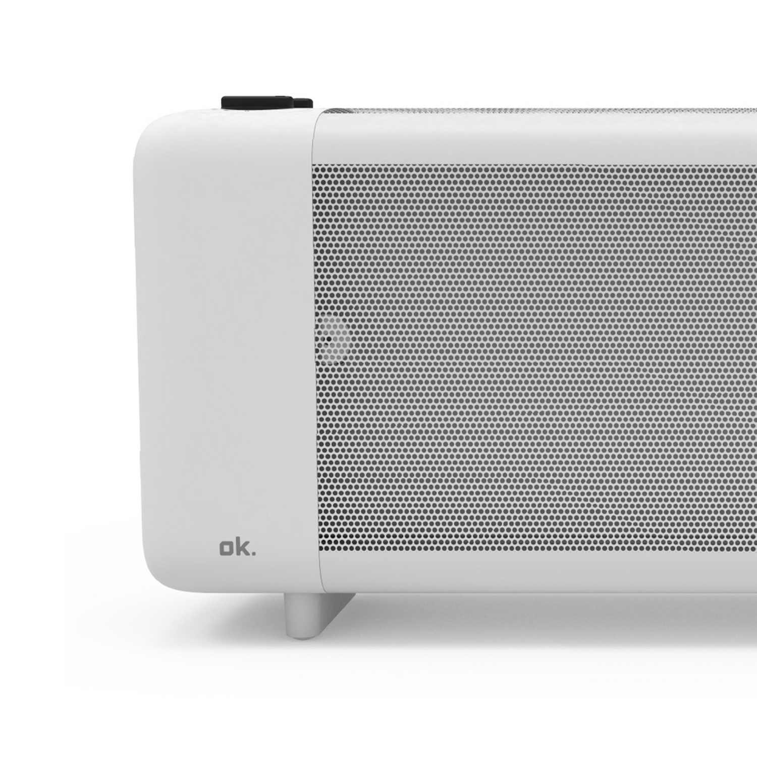 Un radiador eléctrico blanco. Tiene una rejilla frontal y está sobre un fondo blanco.