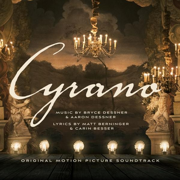 Cyrano, bande originale du film. Texte sur une peinture ornée d'une pièce avec des lustres.