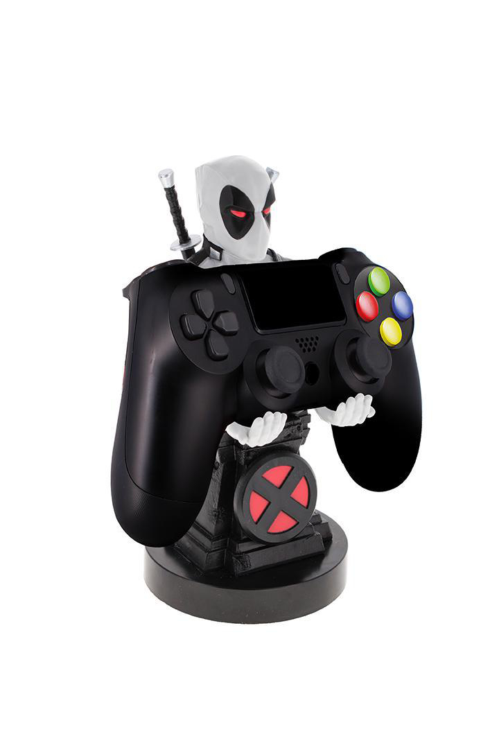 Eine Deadpool-Figur hält einen schwarzen Gamecontroller. Die Figur steht auf einem schwarzen Sockel.