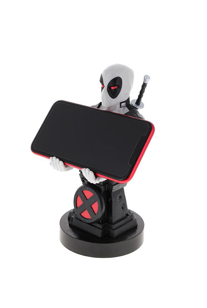 Deadpool-Figur, die ein Telefon vor seinem Gesicht hält, stehend auf einer weißen Basis.
