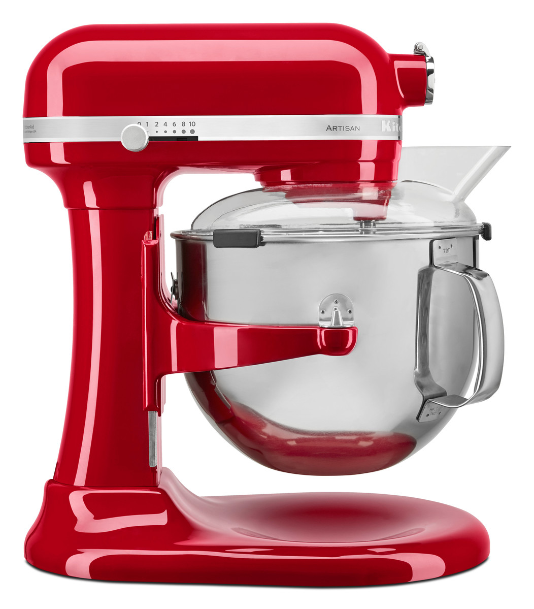 Roter KitchenAid-Mixer, Edelstahlschüssel, Winkelansicht, isoliert auf Weiß.