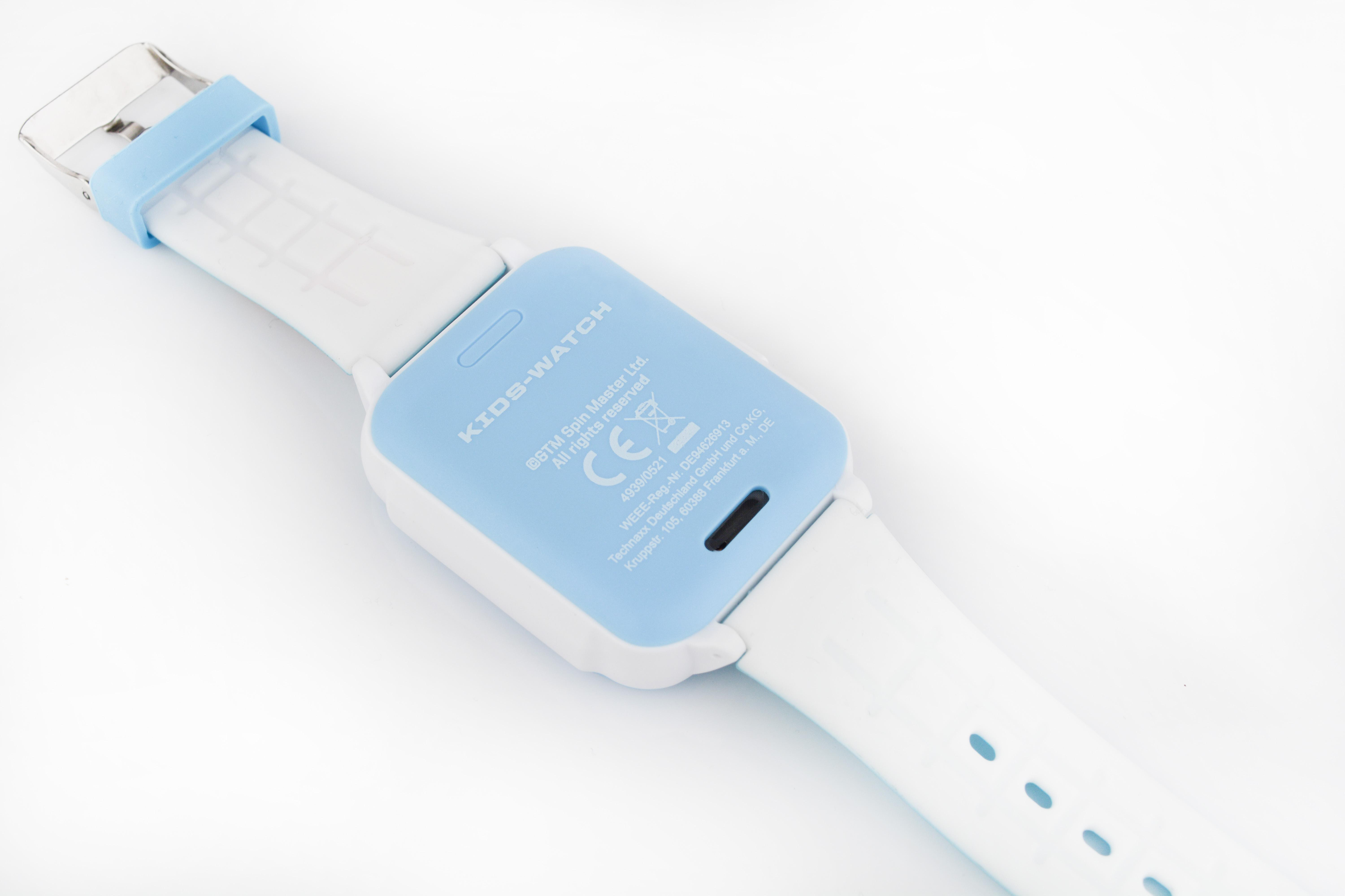 Nahaufnahme der Rückseite einer Kinder-Smartwatch mit blau-weißem Armband.