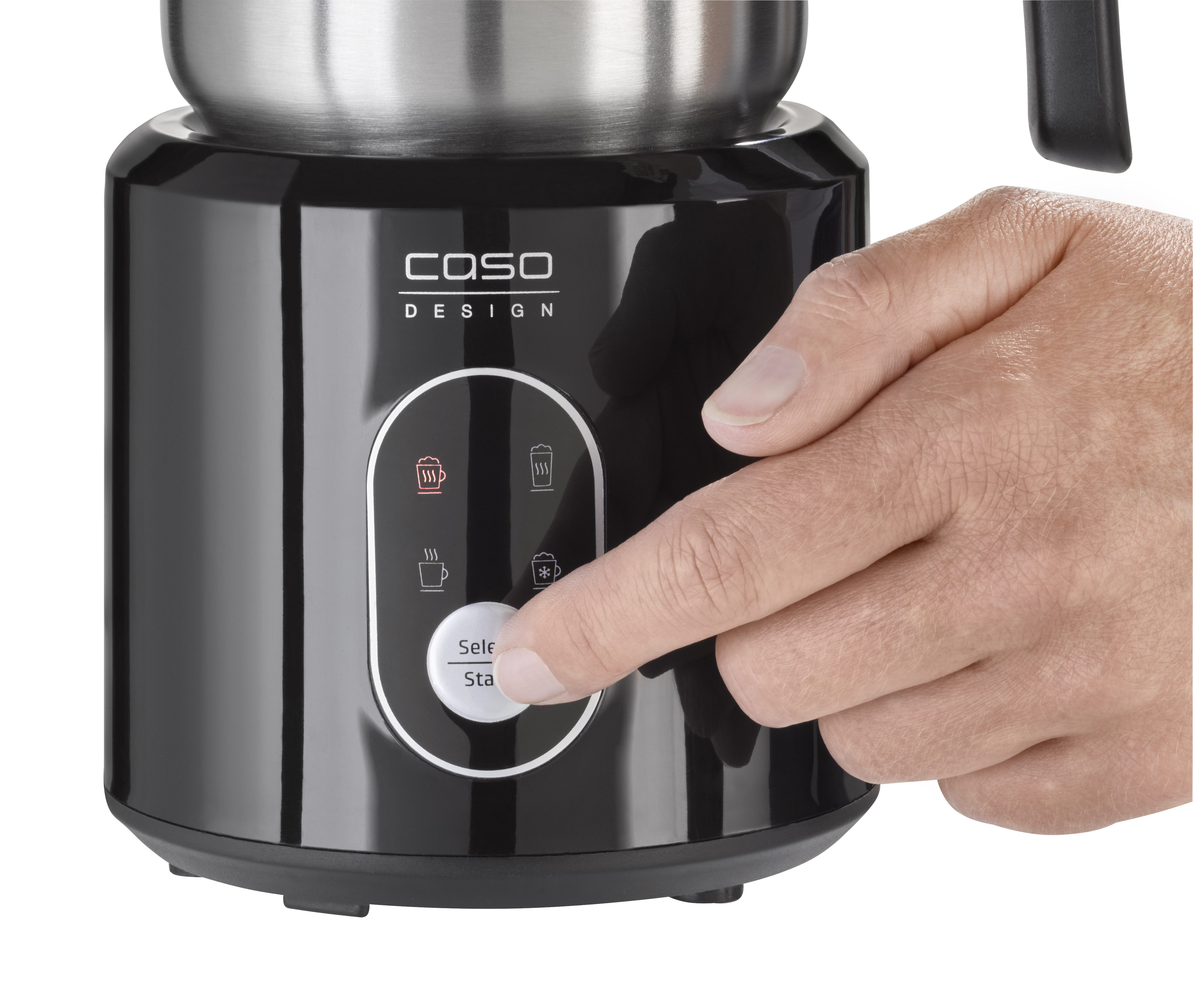 Der Finger einer Person drückt eine Taste auf einem schwarzen Milchaufschäumer.