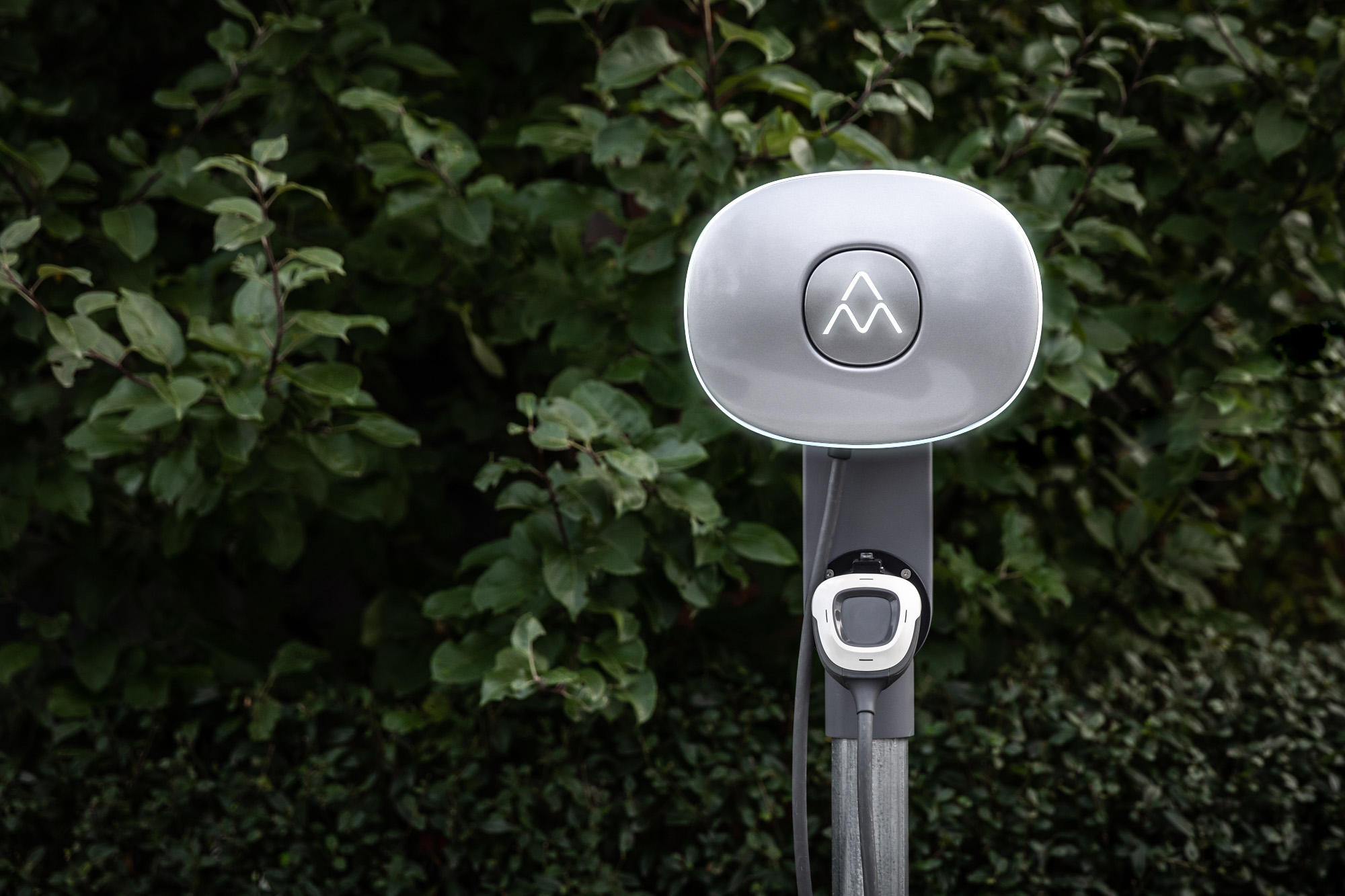 Eine Ladestation für ein Elektroauto mit grauem und weißem Design.